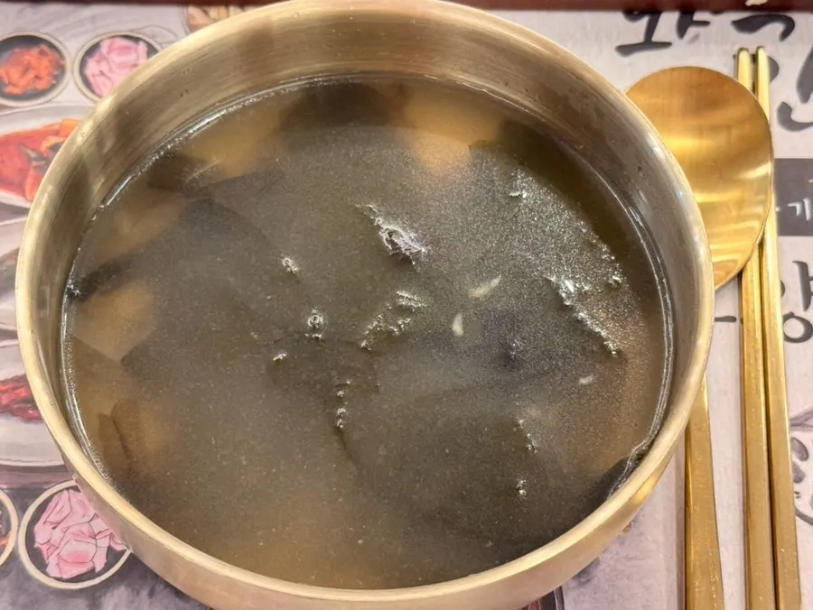 푸짐하게 차려진 기본 찬