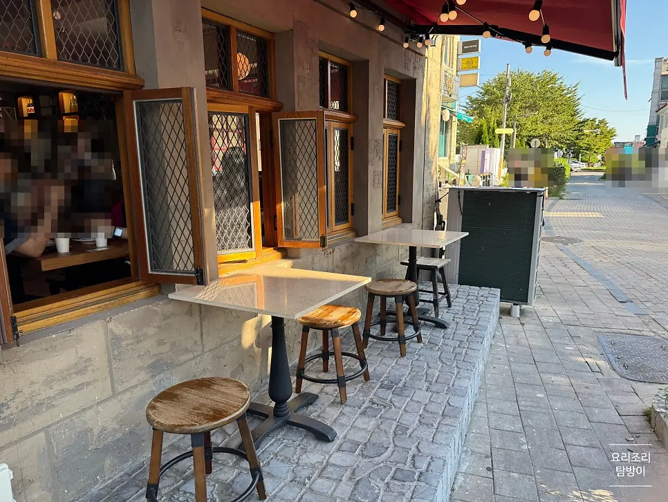 Outdoor terrace at Low Five Sinpung