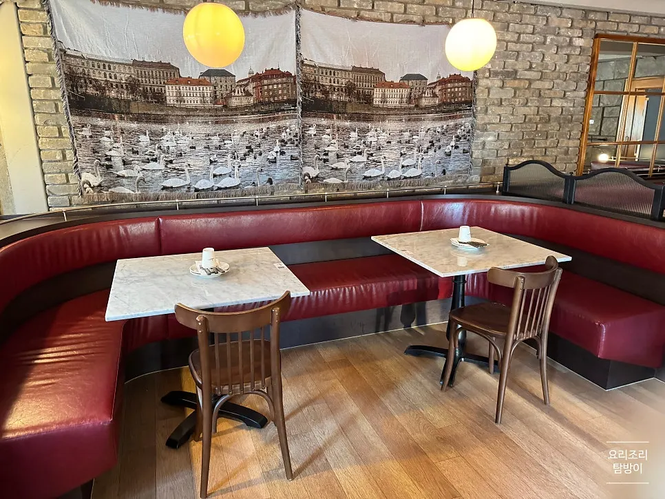 Indoor seating at Low Five Sinpung
