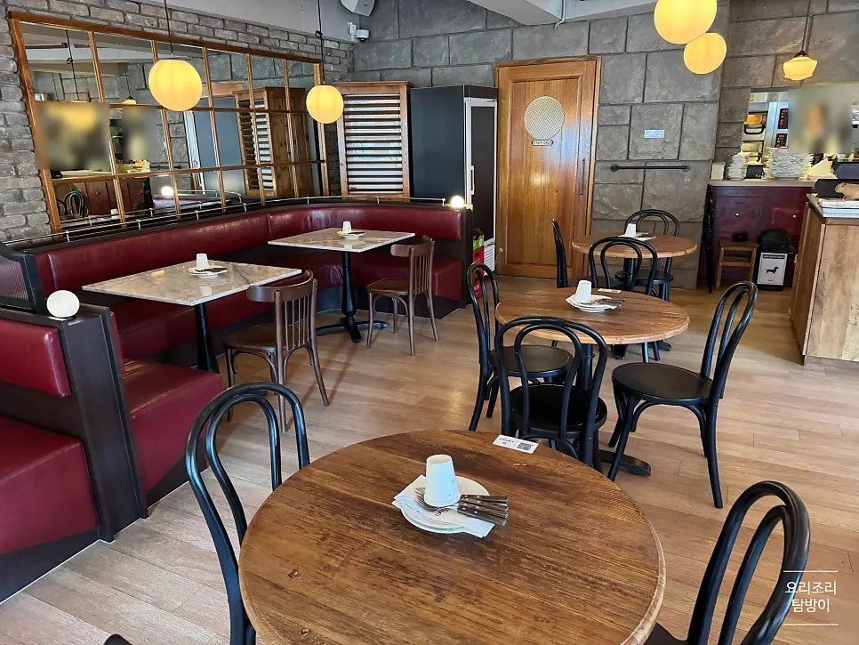 Interior atmosphere at Low Five Sinpung