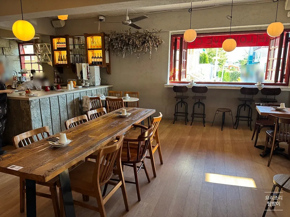 Large-group seating at Low Five Sinpung