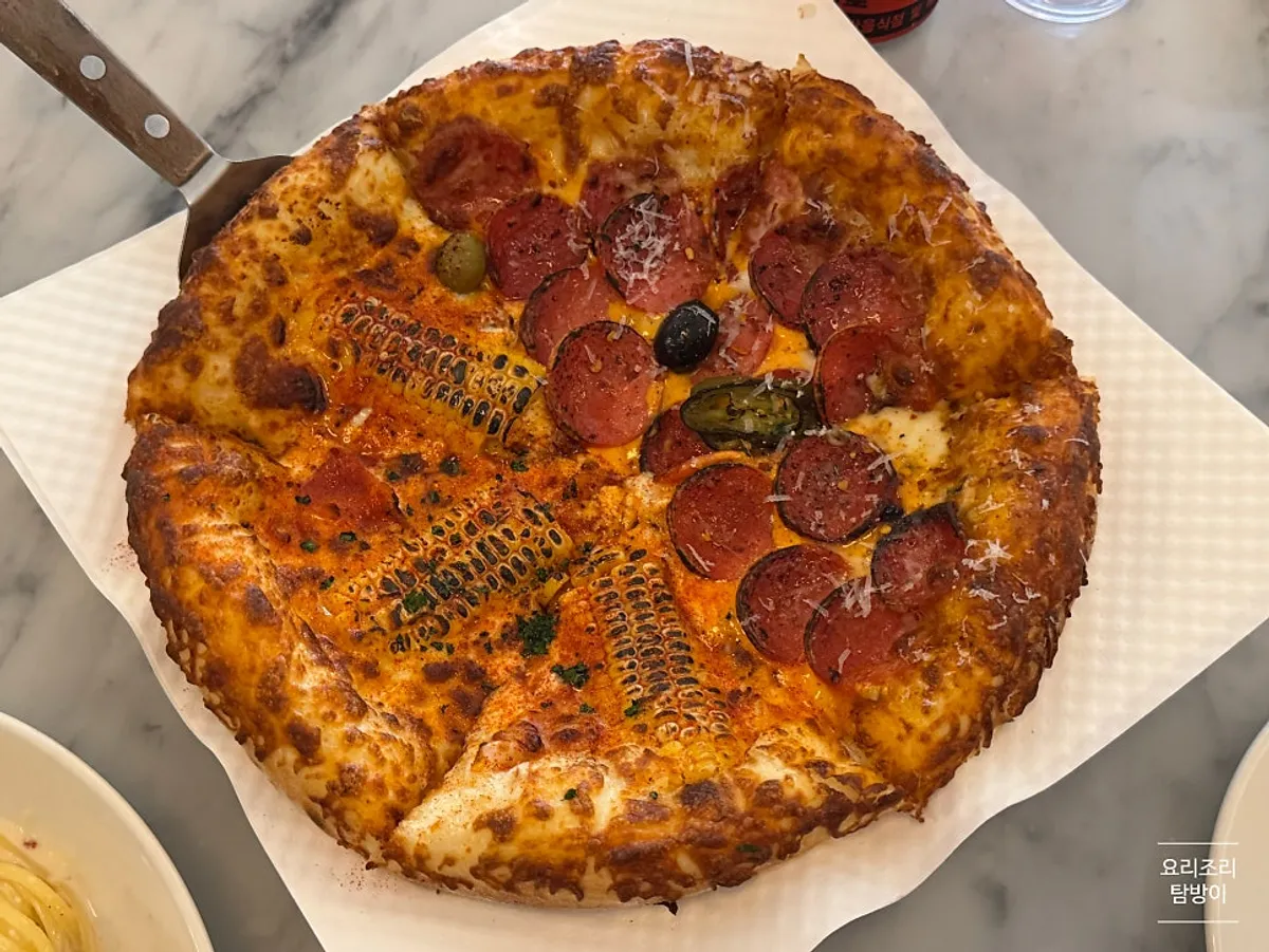 Corn and pepperoni half-and-half pizza