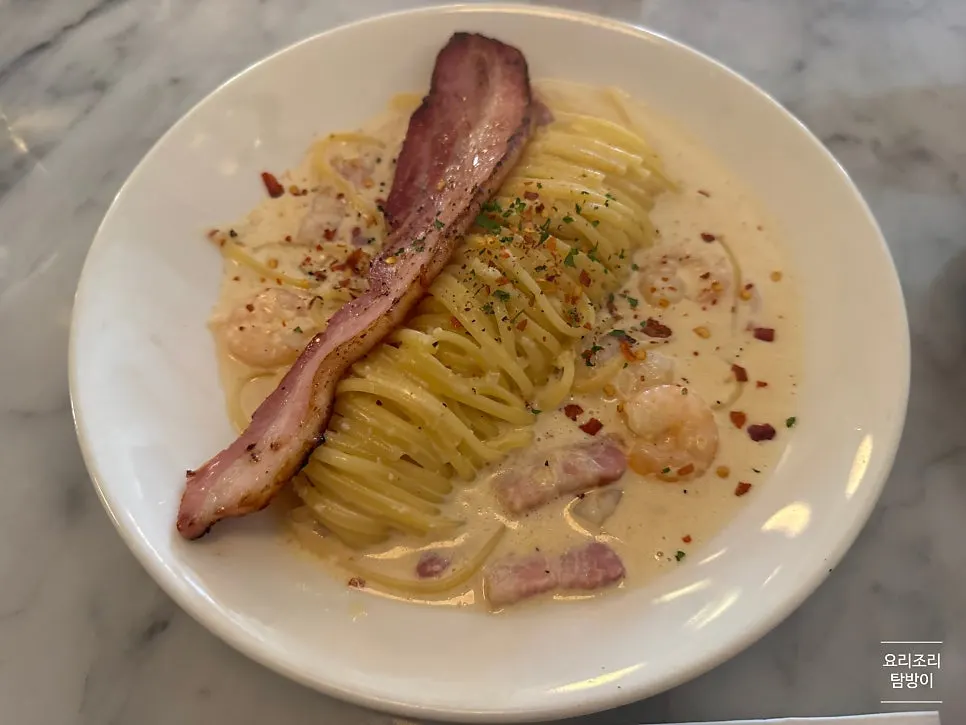 Alfredo cream pasta with shrimp and bacon