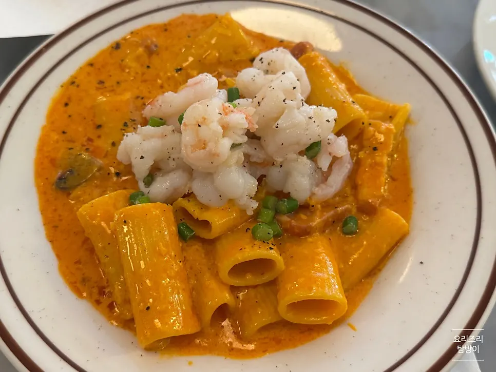 Shrimp spicy rigatoni pasta