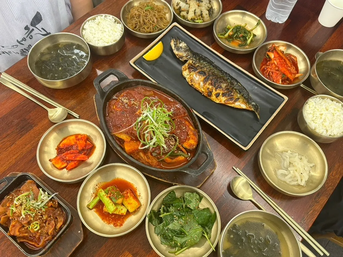 Meal setup with side dishes from the self-serve bar