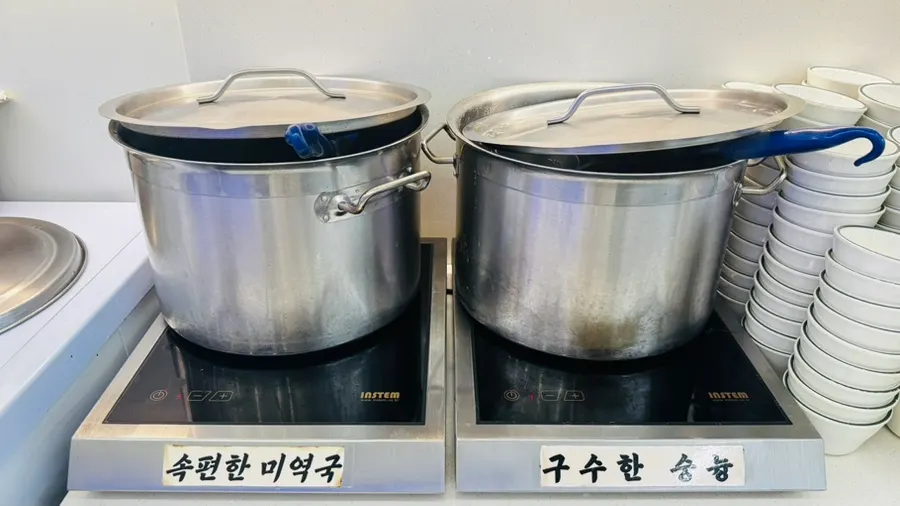 셀프바에 준비된 미역국과 반찬들