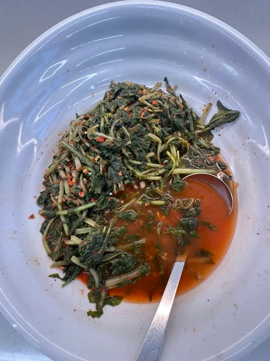 묵무침과 겉절이 김치가 있는 셀프바