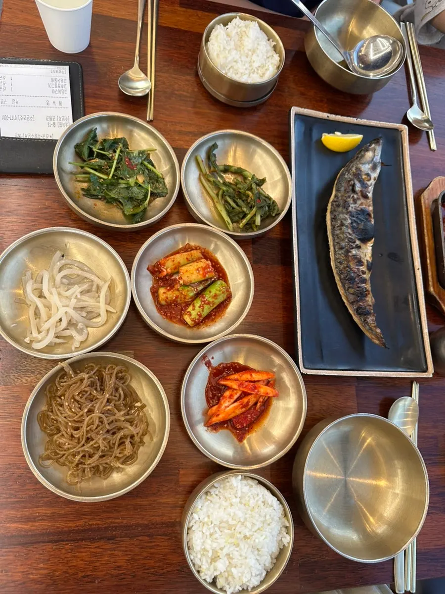 셀프코너에서 담아온 반찬 한 상
