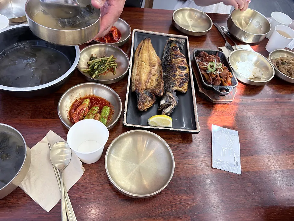 기본찬과 생선구이 한 상