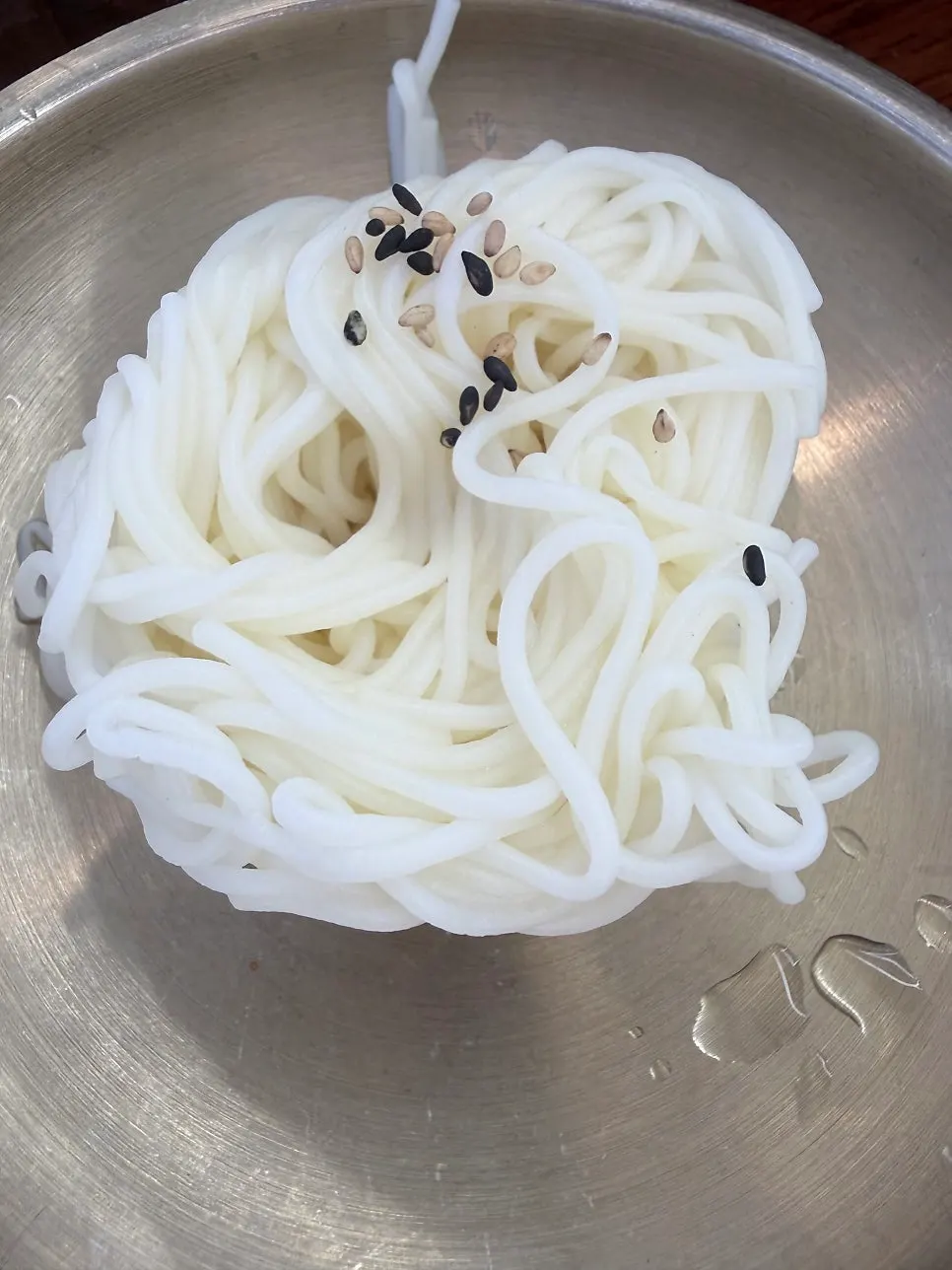 물회에 곁들인 소면