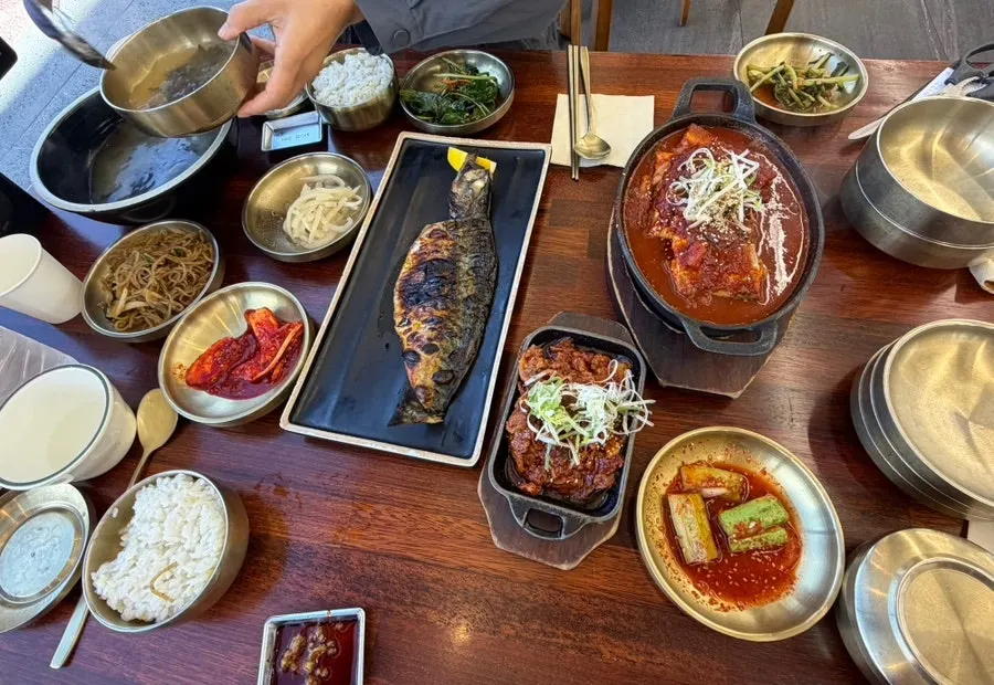 놋그릇에 담긴 기본 반찬