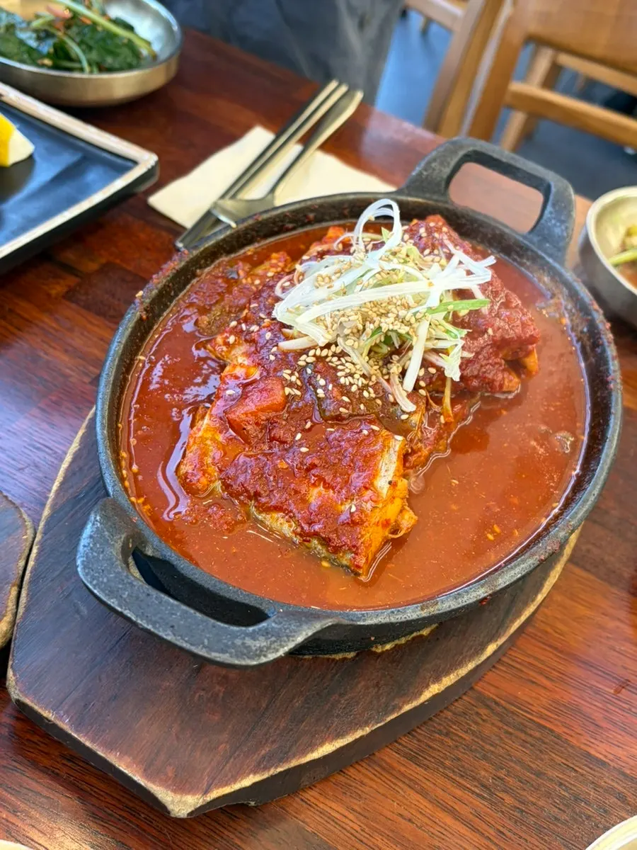 공깃밥과 미역국이 나온 한 상