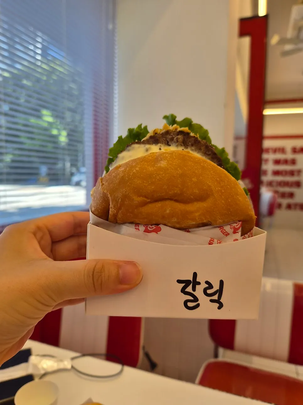 한입 베어 문 갈릭붐 단면