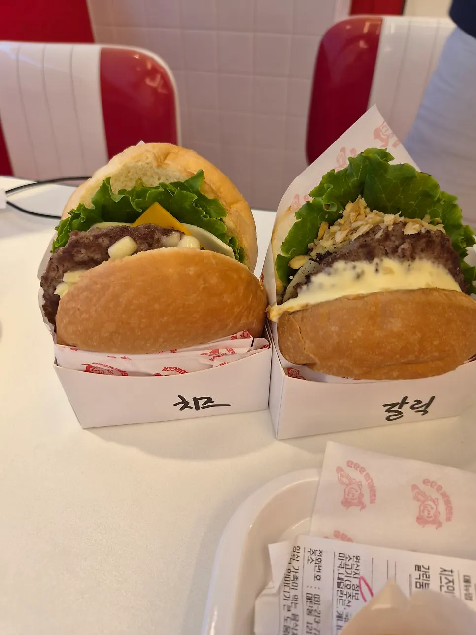 갈릭붐과 치즈인더트랩을 함께 놓은 테이블