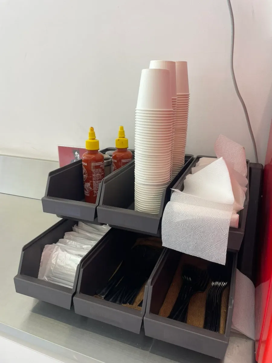 Self-bussing station with ketchup and sauces