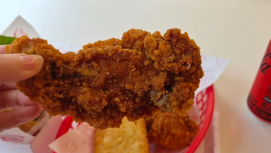 점보 닭다리 두 개 담긴 접시
