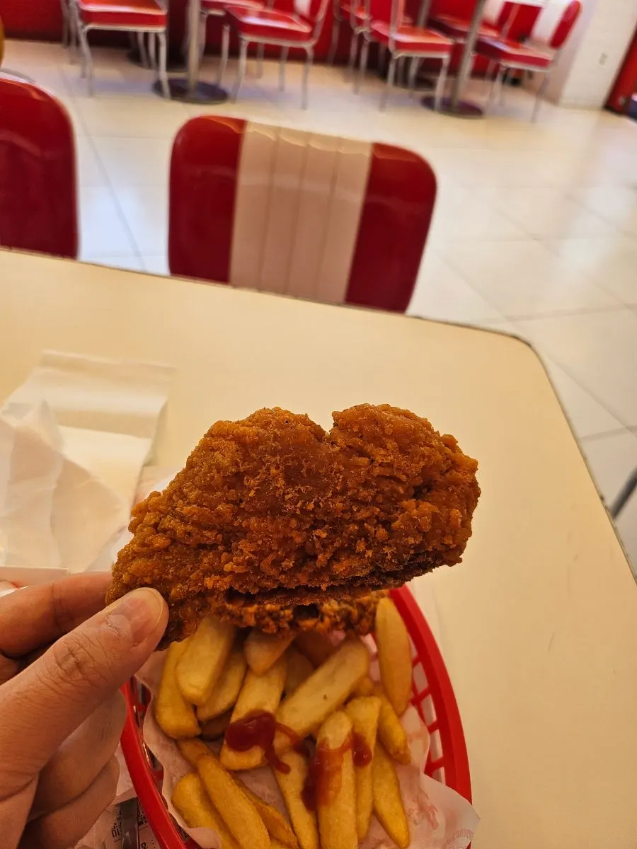 패티와 치즈, 채소가 들어찬 수제버거 단면