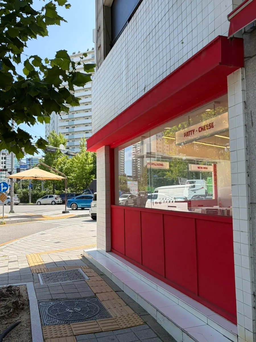 666버거 본점 레드 인테리어 사진