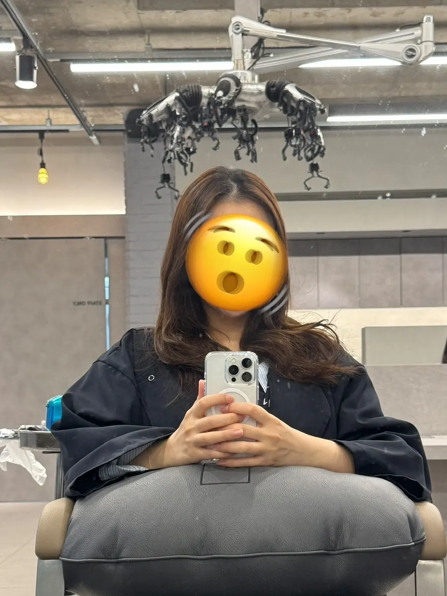 뿌리가 자란 밝은 톤 머리 상태