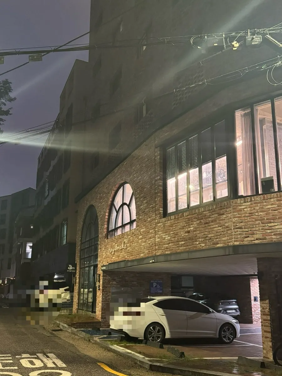 매탄동 주거단지에 자리한 우아룸 외관