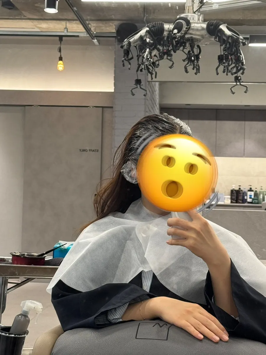 밝은 머리톤에 자란 어두운 뿌리
