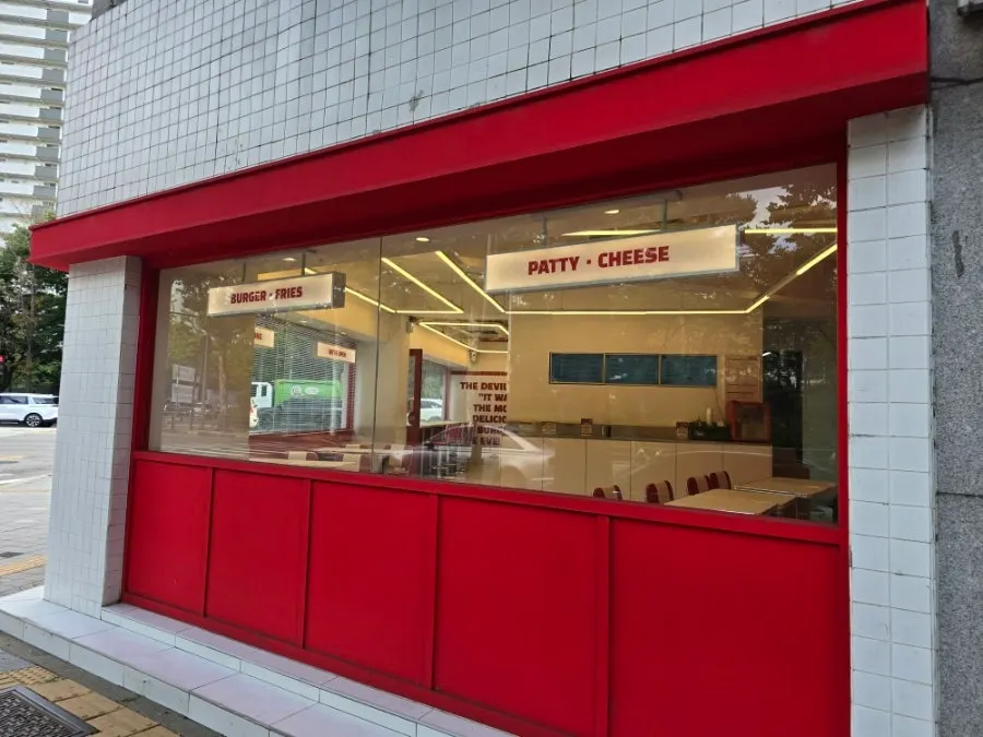 통창으로 내부가 보이는 666버거 본점 건물