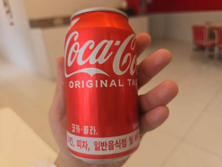 콜라와 매콤 점보 닭다리를 곁들인 혼밥 세팅