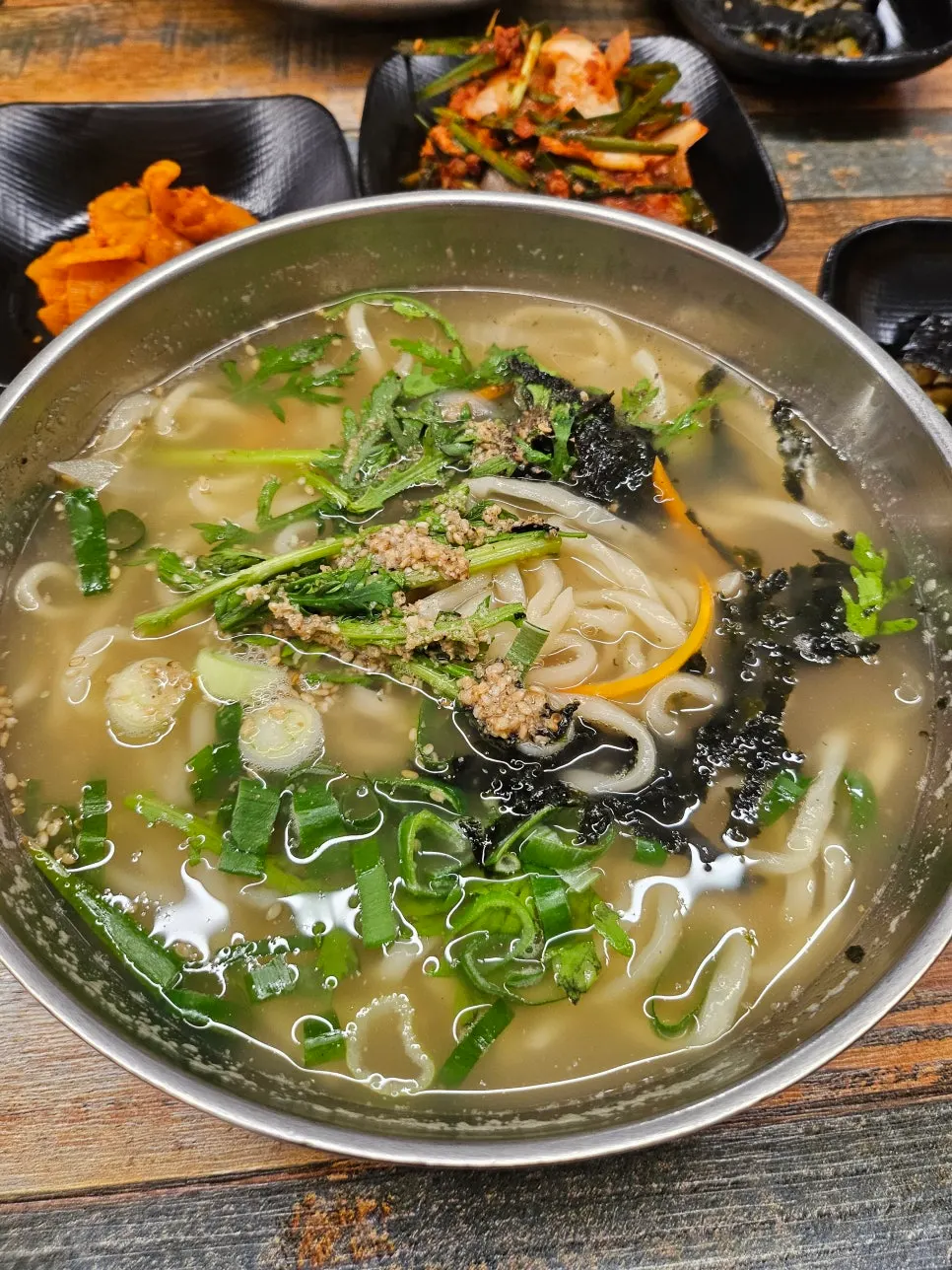 푸짐하게 담긴 고고칼국수 한 그릇