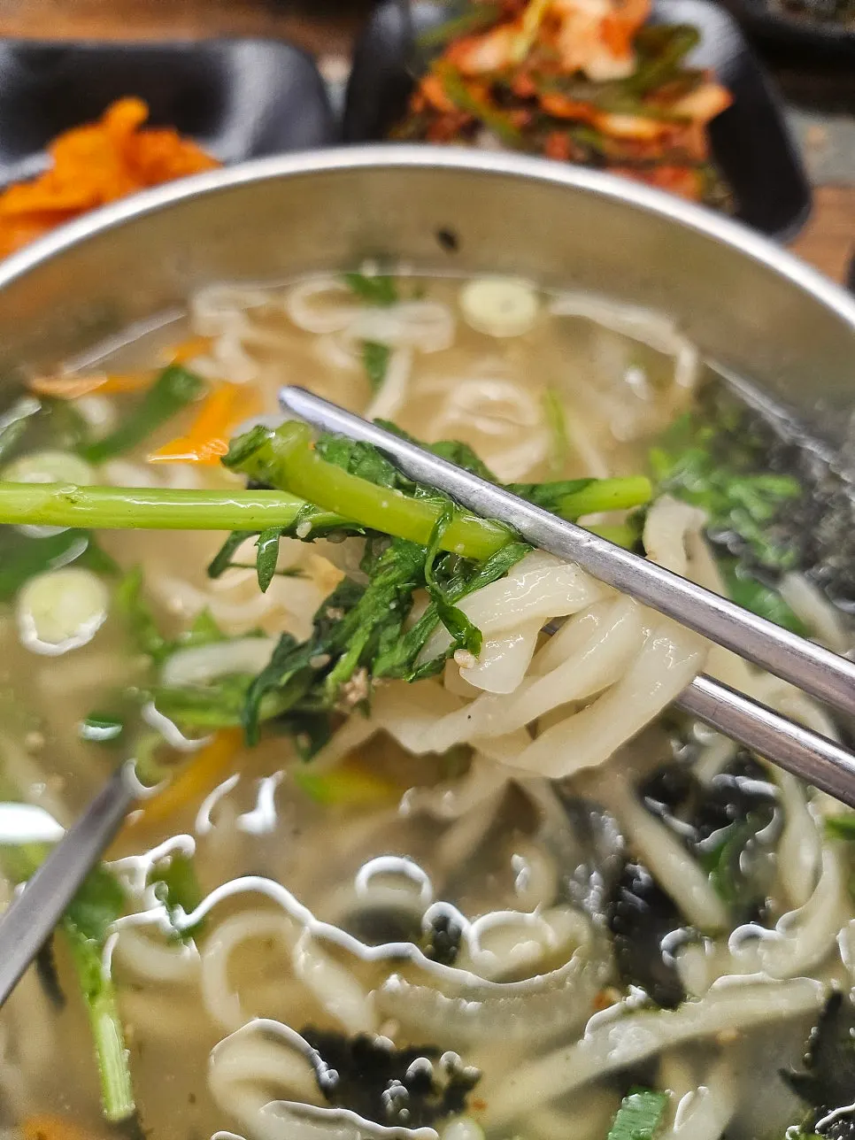 다데기를 푼 칼칼한 칼국수 국물과 면
