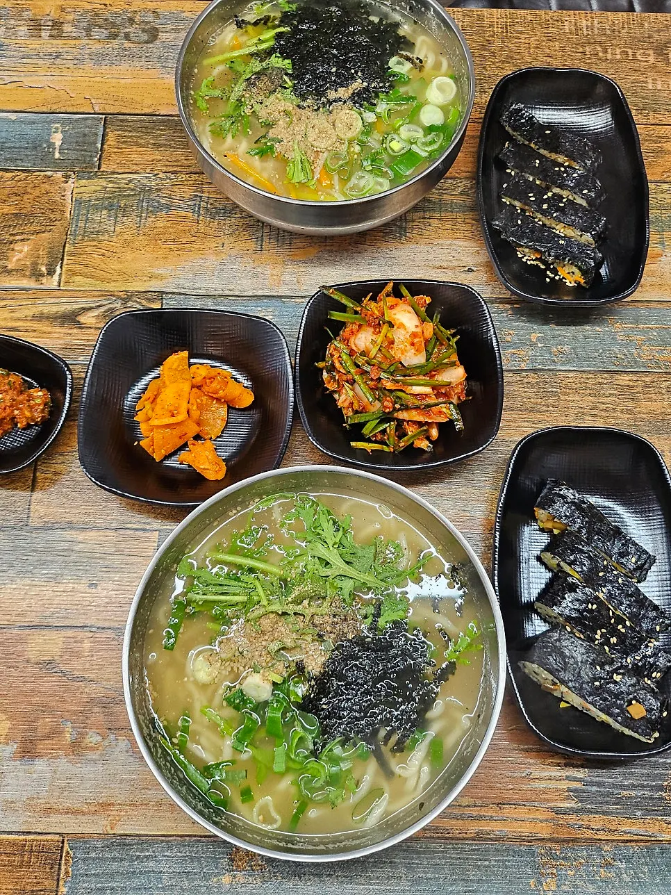 김치와 단무지무침이 놓인 셀프코너