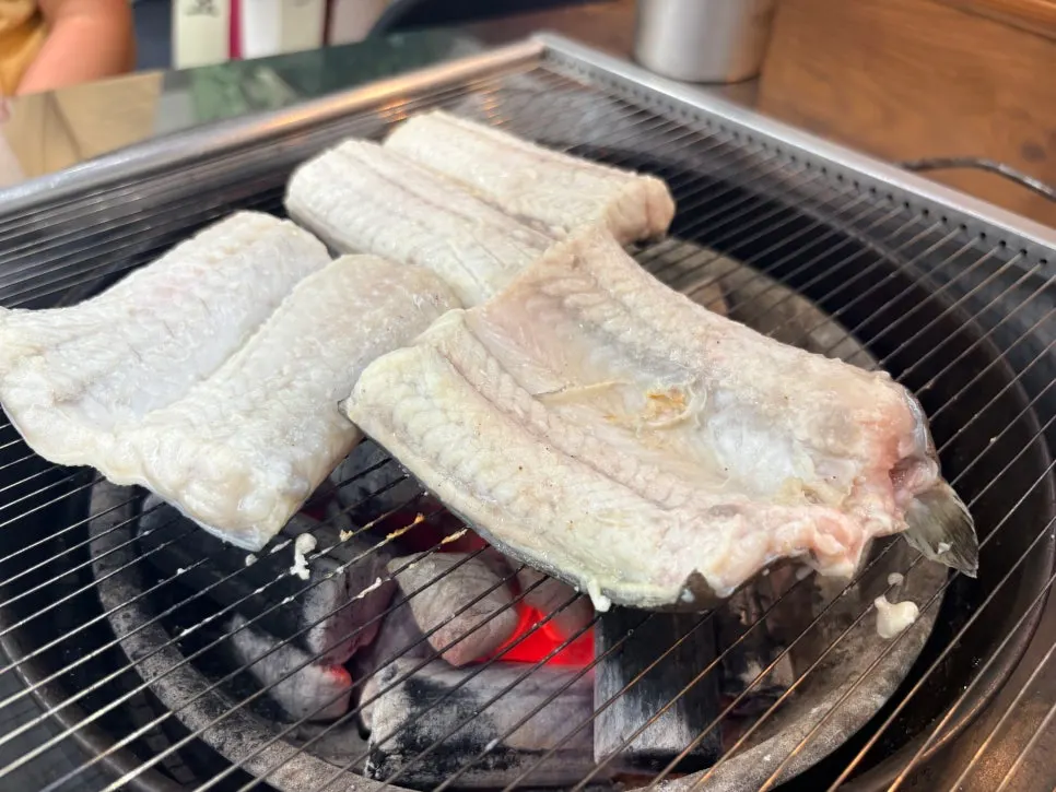 サンチュ、エゴマの葉、千切り生姜、にんにくがある包み野菜のおかわりコーナー