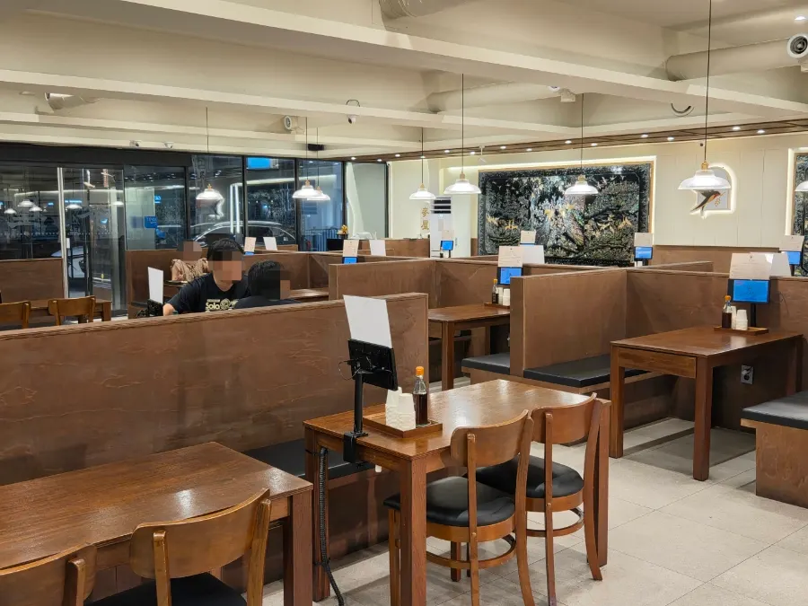 広くて清潔なポリオク本店の店内