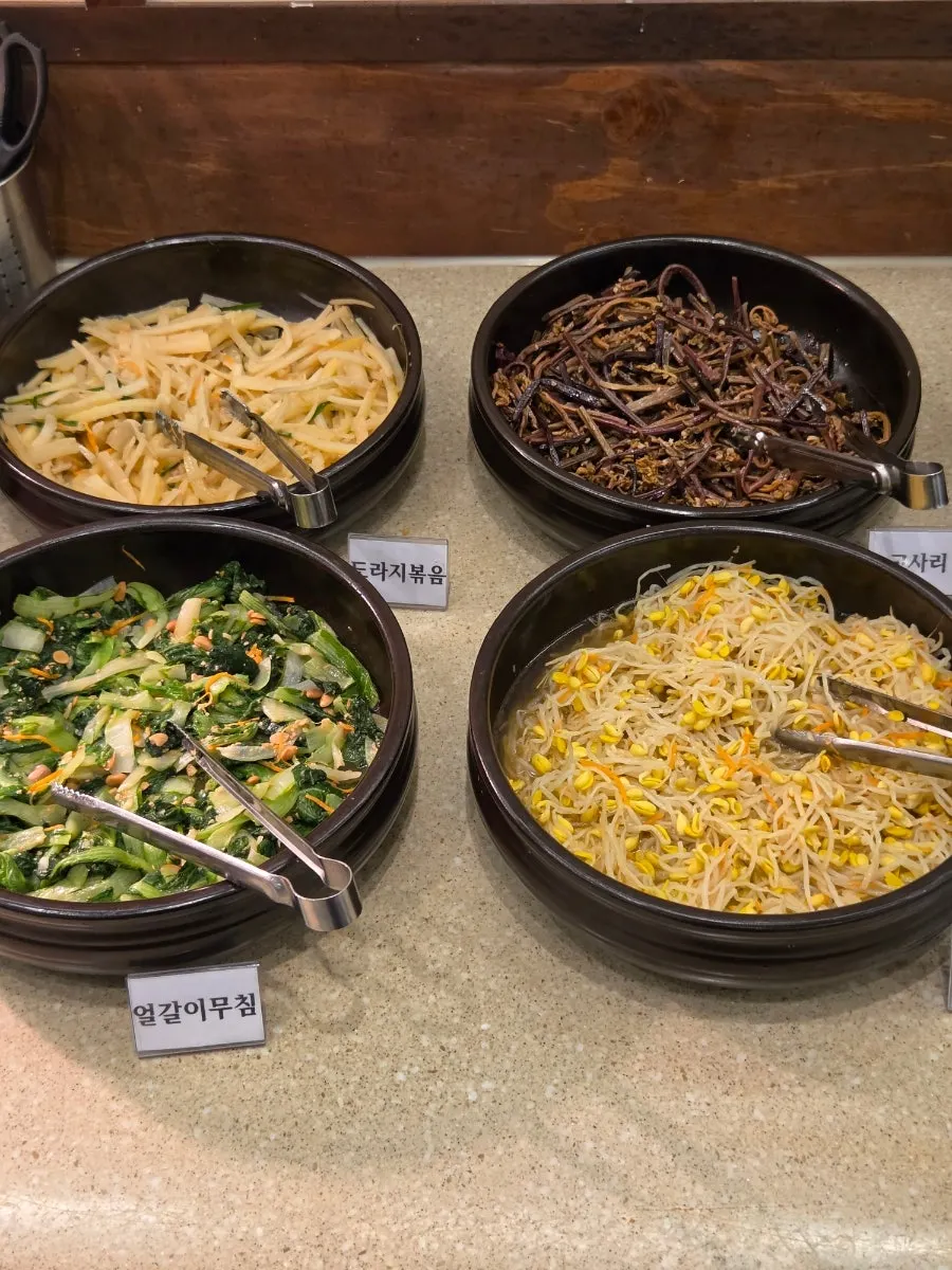 トラジの和え物や豆もやしの和え物などのナムル