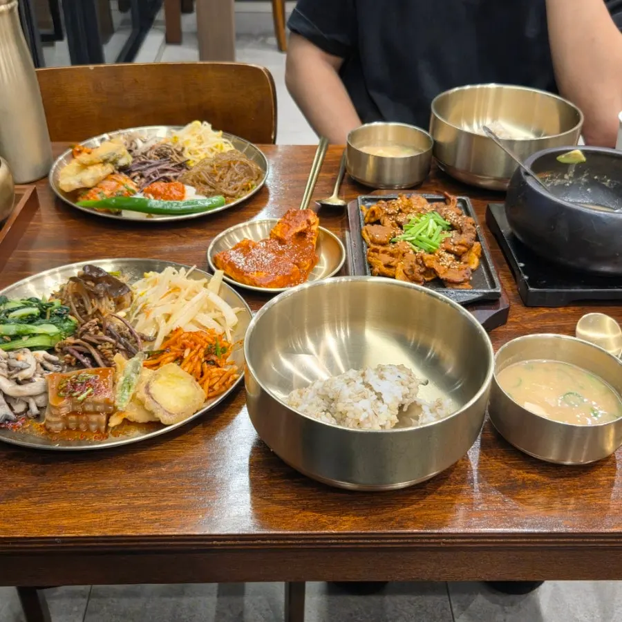 飲み物カップとデザート準備スペース
