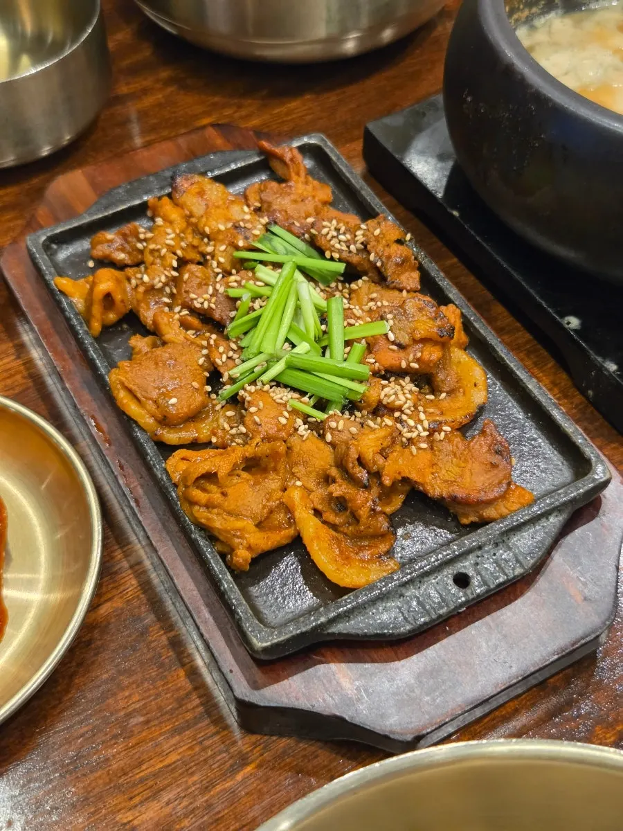 しっかりした食感の豆腐煮の皿