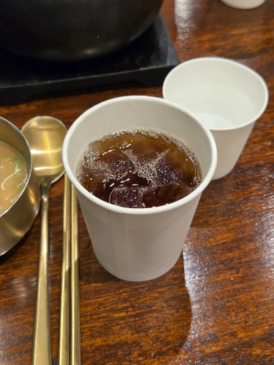 テーブルに置かれたコチュジャンとごま油