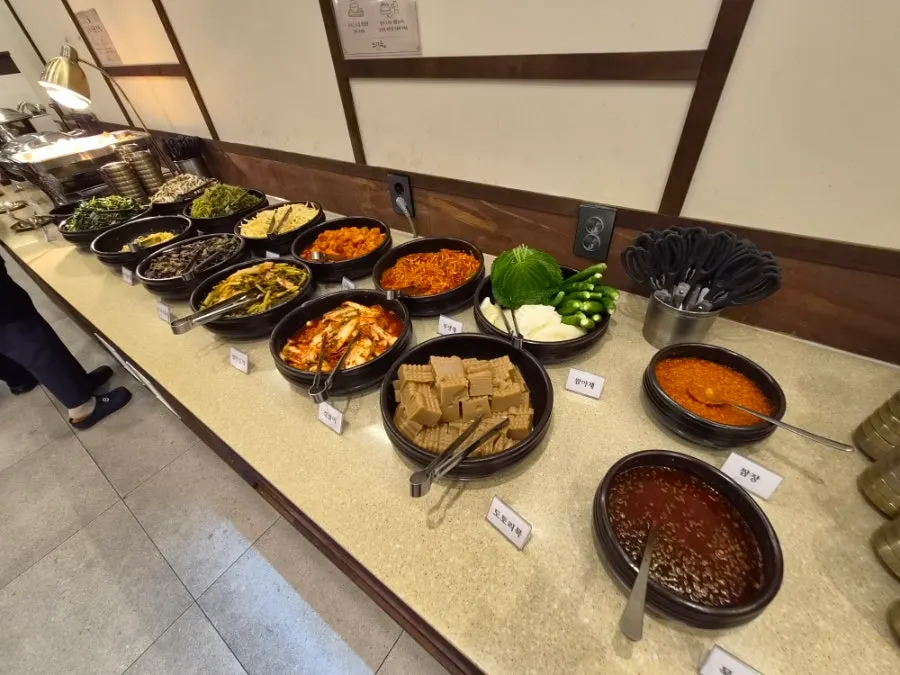 비빔밥용 나물이 놓인 보리옥 샐러드바