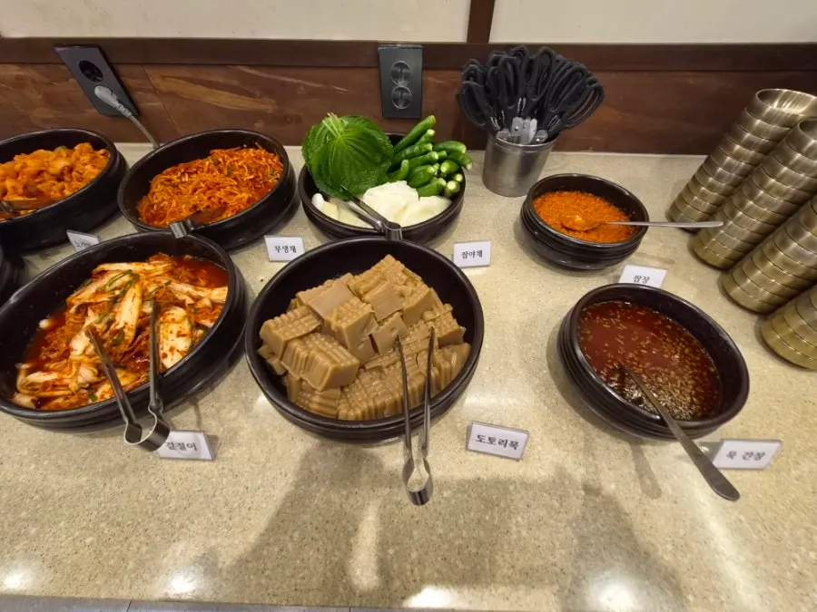 무생채와 김치 등 반찬이 담긴 셀프바