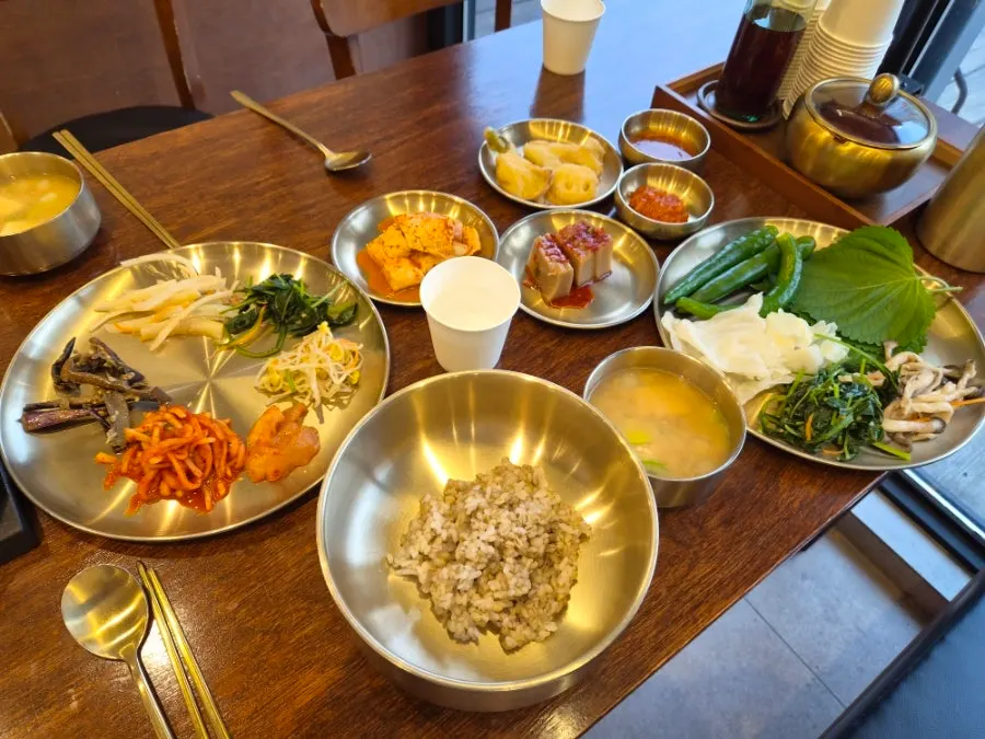 보리밥정식과 기본으로 나온 된장찌개