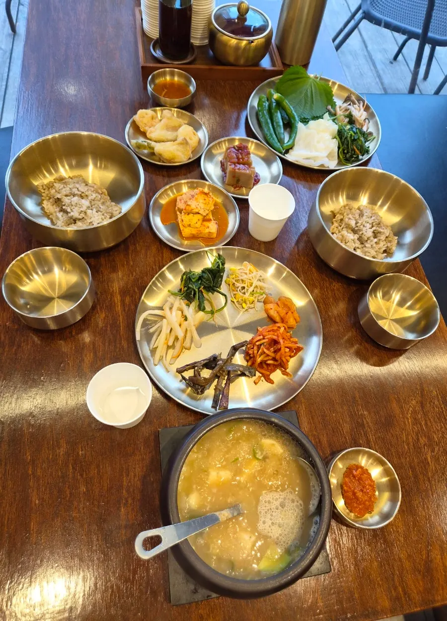 나물을 올린 보리비빔밥 세로 사진