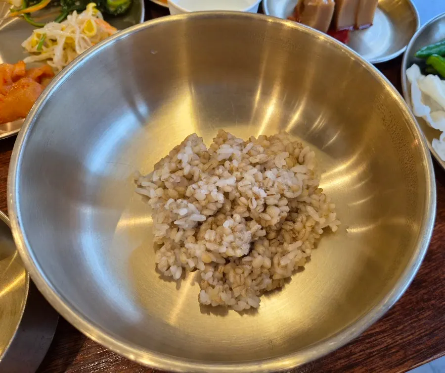 비벼 먹는 보리밥과 된장찌개 한 상