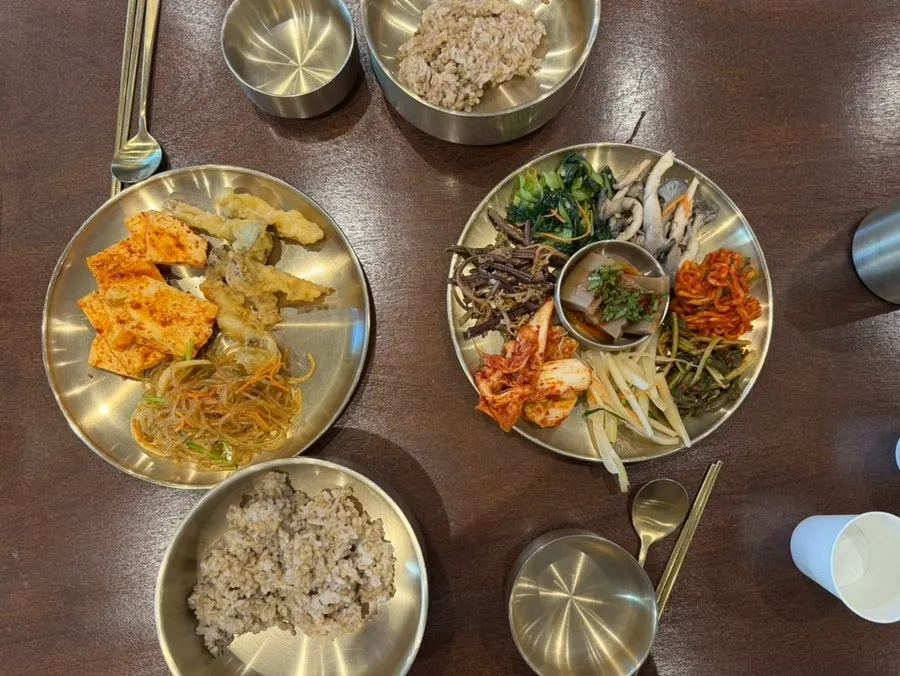제육 정식과 반찬이 놓인 식사 테이블