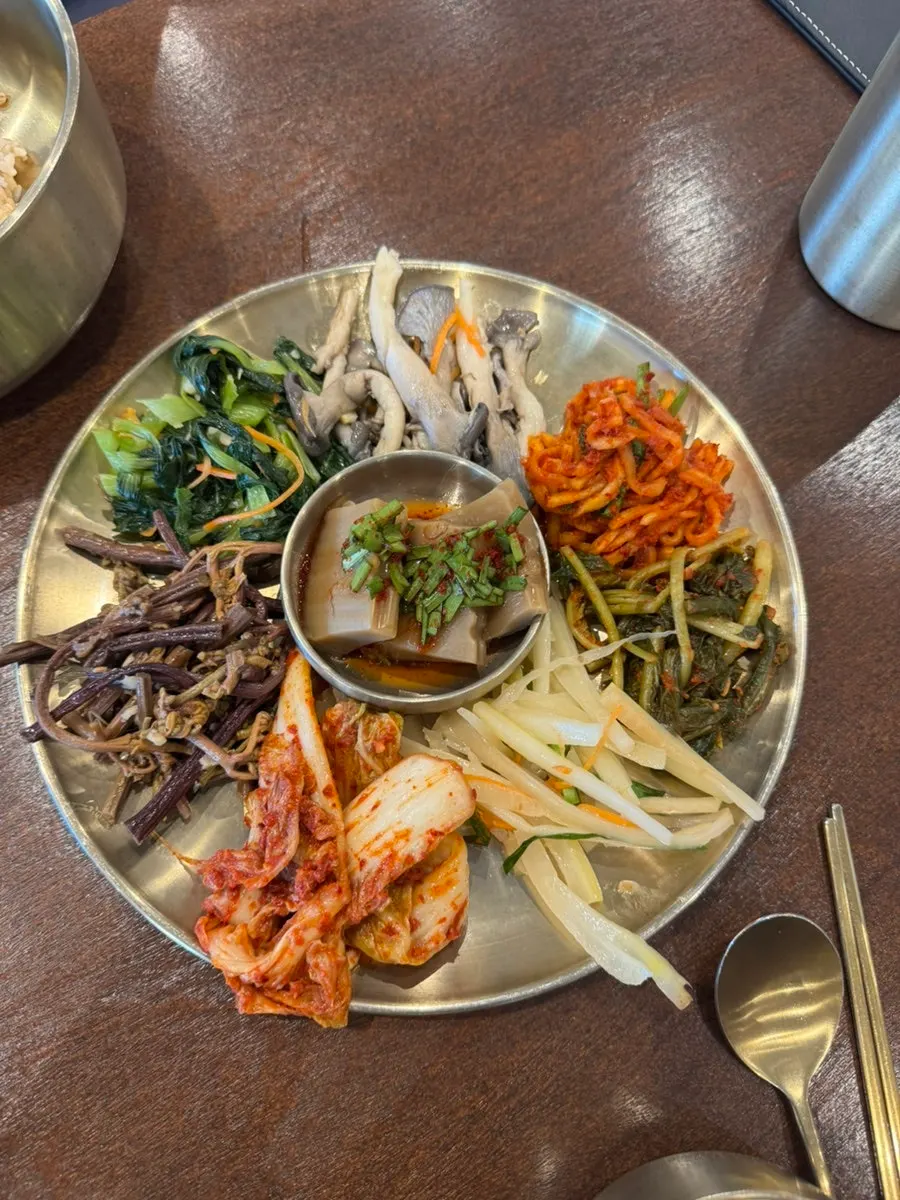 따뜻하게 리필된 반찬 트레이
