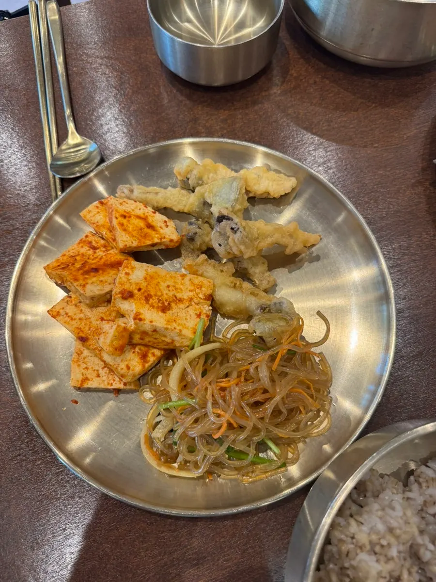 셀프바 반찬 종류가 늘어선 모습