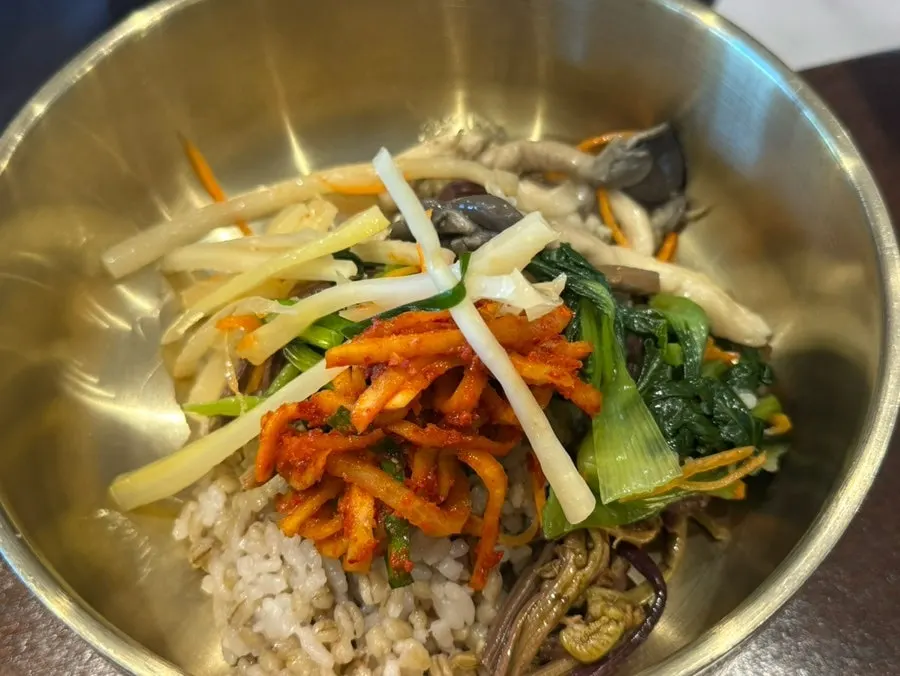 매장 한가운데 차려진 반찬 셀프바 전경