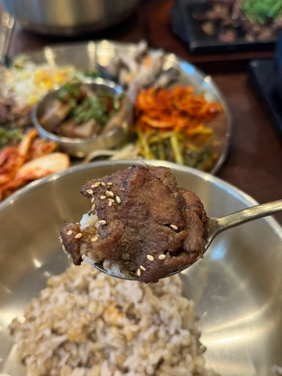 반찬을 담은 접시와 식사 자리