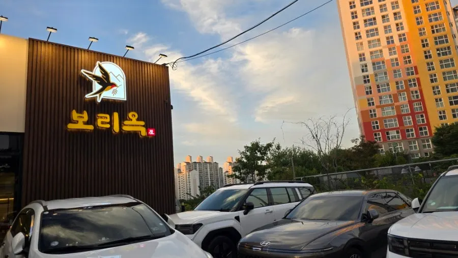 금요일 저녁 손님이 들어차는 보리옥 본점 홀