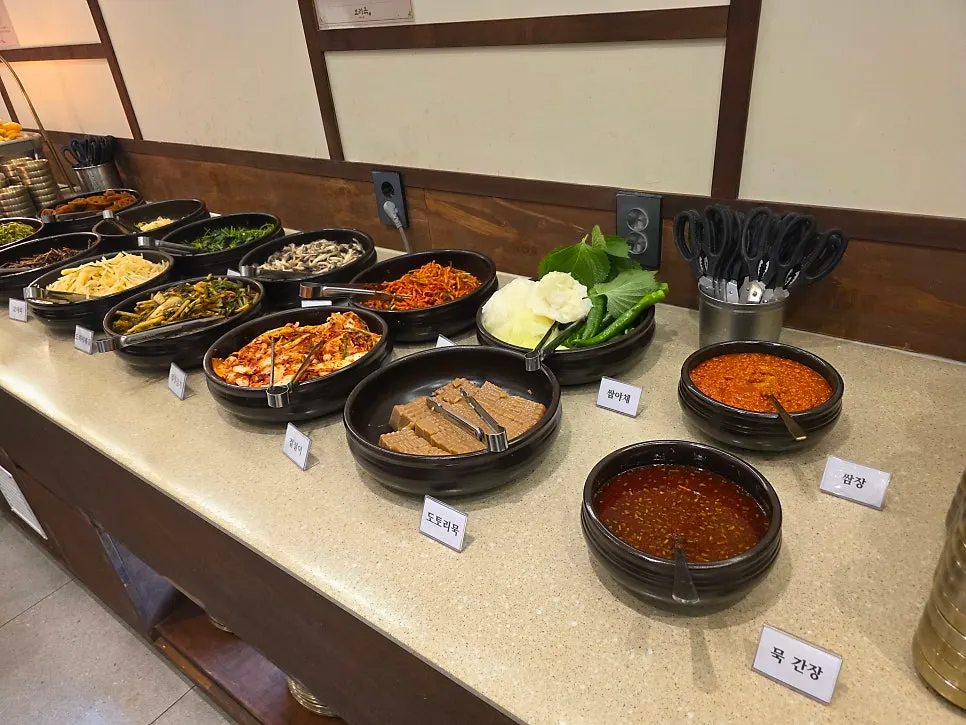 보리옥 본점 셀프바에 놓인 나물과 반찬
