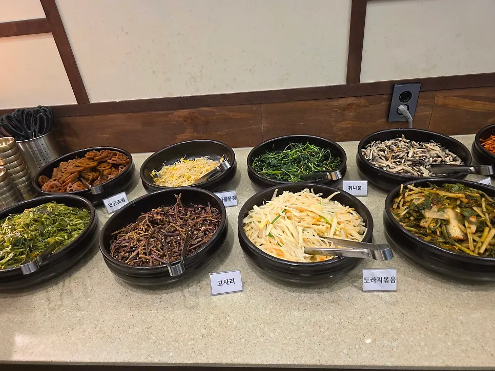 보리옥 본점 셀프바 잡채와 김치 코너