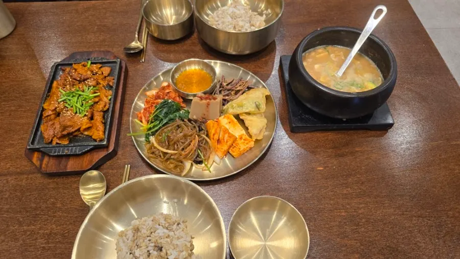 제육과 셀프바 반찬, 청국장으로 차린 한 상